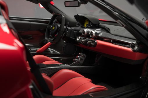 FERRARI LAFERRARI 2013 1 8 SCALE interno 2 scaled
